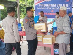 Polda Riau Salurkan Bantuan Jalur ke Masyarakat Terpencil di Dumai