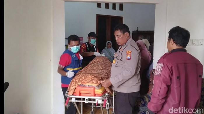 polisi mengevakuasi korban perampokan sadis yang dilakukan Midhol