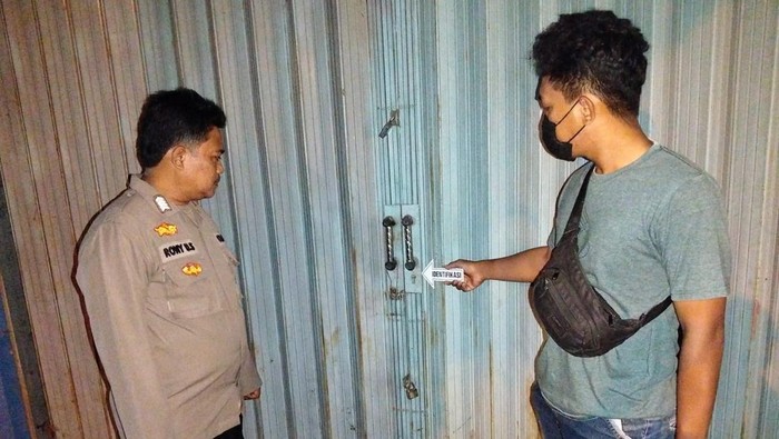 Polisi saat mendatangi lokasi penemuan mayat di ruko Desa Sendangrejo, Kecamatan Tayu, Pati, Sabtu (28/6/2025).