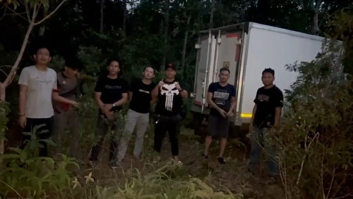Polisi saat menemukan mobil boks berisi es krim di PALI.