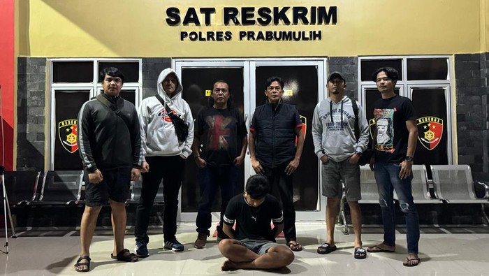 Polisi saat meringkus pelaku pencurian di Prabumulih.