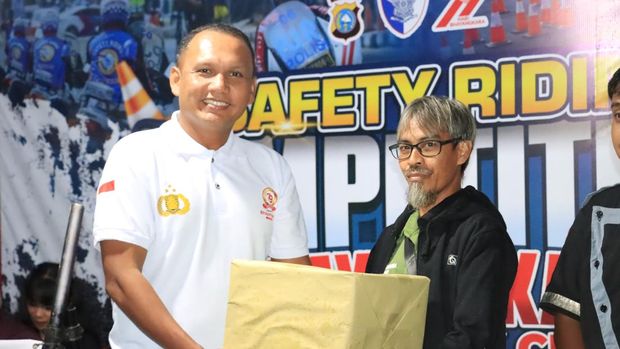 Polres Siak menggelar Safety Riding Competition Kapolres Cup 2025 dalam rangka menyambut HUT Bhayangakra ke-79, pada Sabtu (27/6/2025) malam.
