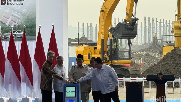 Presiden Prabowo Subianto melakukan peletakan batu pertama atau groundreaking proyek ekosistem industri baterai kendaraan listrik terintegrasi konsorsium ANTAM-IBC-CBL di Kawasan Artha Industrial Hills (AIH) di Kabupaten Karawang, Jawa Barat. (Eva/detikcom).