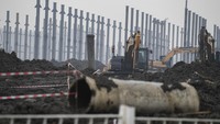 Pekerja mengoperasikan alat berat untuk membangun proyek ekosistem industri baterai kendaraan listrik terintegrasi di Artha Industrial Hill, Karawang, Jawa Barat, Minggu (29/6/2025). Proyek baterai kendaraan listrik ini merupakan Proyek Strategis Nasional (PSN). Foto: ANTARA FOTO/Muhammad Adimaja