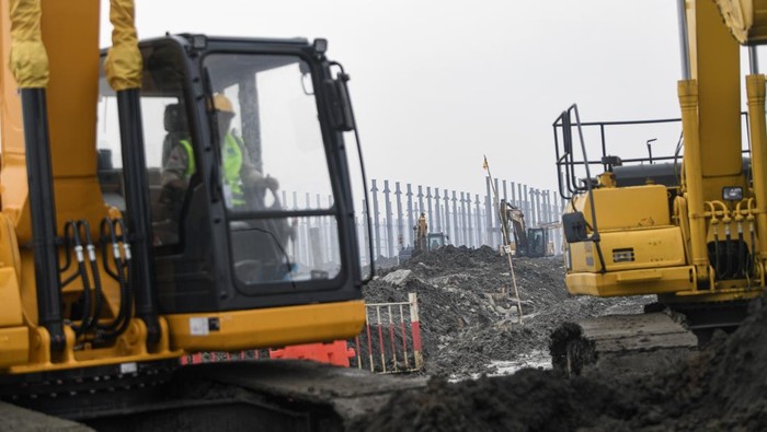 Proyek Raksasa Industri Baterai Listrik Mulai Dibangun di Karawang Pekerja mengoperasikan alat berat untuk membangun proyek ekosistem industri baterai kendaraan listrik terintegrasi di Artha Industrial Hill, Karawang, Jawa Barat, Minggu (29/6/2025). Proyek baterai kendaraan listrik yang merupakan Proyek Strategis Nasional (PSN) tersebut memiliki nilai investasi proyek mencapai 5,9 miliar dolar AS dan mencakup area seluas 3.023 hektare, dengan potensi penyerapan tenaga kerja hingga 8.000 orang, serta pengembangan 18 proyek infrastruktur, termasuk dermaga multifungsi. ANTARA FOTO/Muhammad Adimaja/rwa.