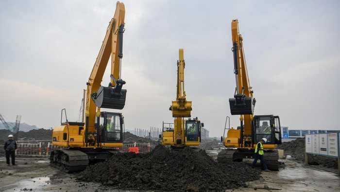 Pekerja mengoperasikan alat berat untuk membangun proyek ekosistem industri baterai kendaraan listrik terintegrasi di Artha Industrial Hill, Karawang, Jawa Barat, Minggu (29/6/2025). Proyek baterai kendaraan listrik yang merupakan Proyek Strategis Nasional (PSN) tersebut memiliki nilai investasi proyek mencapai 5,9 miliar dolar AS dan mencakup area seluas 3.023 hektare, dengan potensi penyerapan tenaga kerja hingga 8.000 orang, serta pengembangan 18 proyek infrastruktur, termasuk dermaga multifungsi. ANTARA FOTO/Muhammad Adimaja/rwa.