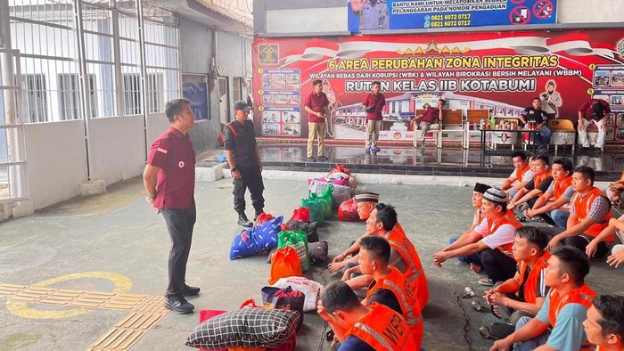 Ratusan narapidana di Rutan IIB Kotabumi dipindahkan.
