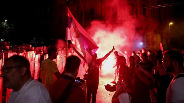 Ricuh demo anti-pemerintah di Beograd, Serbia, Minggu (29/6/2025) dini hari WIB. (REUTERS/Zorana Jevtic)