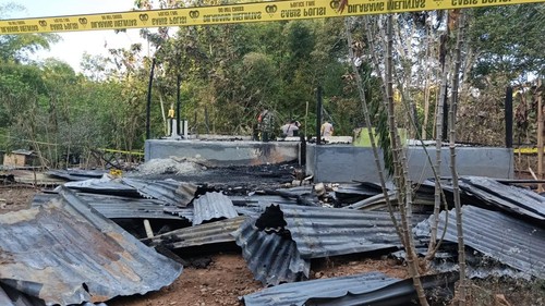 Rumah milik ASN Kodim 1605/Belu di Desa Sadi, Kecamatan Tasifeto Timur, Kabupaten Belu, NTT), terbakar, Minggu (29/6/2025). (Istimewa)