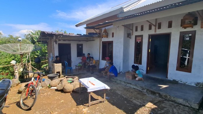 Rumah warga yang rusak akibat embusan angin maskapai Batik Air di Lubuklinggau..