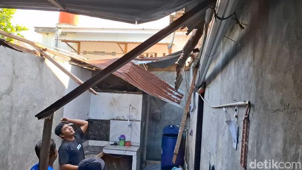 Rumah warga yang rusak akibat embusan angin maskapai Batik Air di Lubuklinggau..