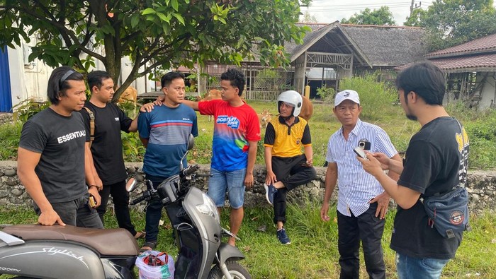 RZ (3 kiri) ditangkap tim gabungan saat hendak menjual sisik tringgiling. (Foto: Isitmewa)