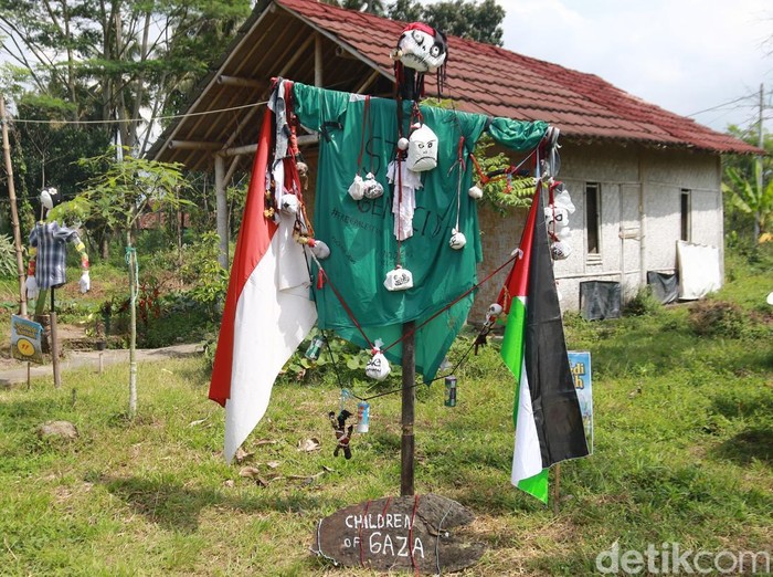 Salah satu patung memedi sawah yang dipajang di acara Festival Memedi Sawah di Pakem, Sleman, Minggu (29/6/2025).