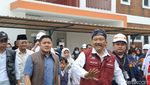 Potret Mensos Gus Ipul-Seskab Teddy Tinjau Sekolah Rakyat di Bawah Gerimis