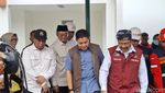 Potret Mensos Gus Ipul-Seskab Teddy Tinjau Sekolah Rakyat di Bawah Gerimis