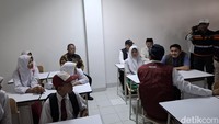 Kepada beberapa calon murid, Gus Ipul sempat bertanya aktivitas kegemaran mereka. Ada yang suka silat, ada yang gemar menari.  Foto: Nograhany Widhi Koesmawardhani