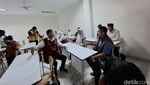 Potret Mensos Gus Ipul-Seskab Teddy Tinjau Sekolah Rakyat di Bawah Gerimis