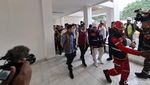 Potret Mensos Gus Ipul-Seskab Teddy Tinjau Sekolah Rakyat di Bawah Gerimis