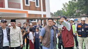 Potret Mensos Gus Ipul-Seskab Teddy Tinjau Sekolah Rakyat di Bawah Gerimis