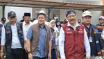 Potret Mensos Gus Ipul-Seskab Teddy Tinjau Sekolah Rakyat di Bawah Gerimis