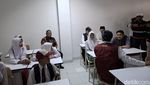Potret Mensos Gus Ipul-Seskab Teddy Tinjau Sekolah Rakyat di Bawah Gerimis
