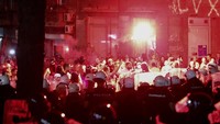 Setelah protes berakhir sekitar pukul 10 malam (2000 GMT), beberapa pengunjuk rasa yang ingin berhadapan dengan pendukung Vucic melemparkan suar ke polisi, sementara polisi menggunakan semprotan merica untuk membubarkan mereka. Foto: REUTERS/Zorana Jevtic