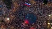 Protes selama berbulan-bulan di seluruh negeri, termasuk penutupan universitas, telah mengguncang Vucic, seorang populis, yang masa jabatan keduanya berakhir pada tahun 2027, ketika pemilihan parlemen juga dijadwalkan. Foto: REUTERS/Djordje Kojadinovic