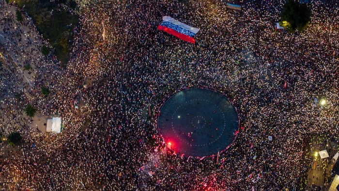 Serbia Memanas, Ribuan Warga Turun ke Jalan Desak Presiden Mundur A drone view shows Serbian students and other demonstrators lighting mobile phones flash lights during an anti-government protest demanding snap elections at the Slavija square, in Belgrade, Serbia, June 28, 2025. REUTERS/Djordje Kojadinovic