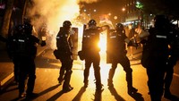 Para pengunjuk rasa berteriak: Turunkan perisai, menyerukan polisi untuk berhenti campur tangan. Lawan-lawan Vucic menuduhnya dan sekutunya terkait dengan kejahatan terorganisasi, melakukan kekerasan terhadap pesaing, dan mengekang kebebasan media, sesuatu yang mereka bantah. Foto: REUTERS/Marko Djurica