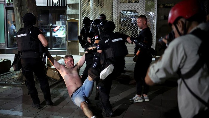 Police officers detain a demonstrator during an anti-government protest demanding snap elections, in Belgrade, Serbia, June 28, 2025. REUTERS/Marko Djurica