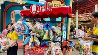 Tak lengkap rasanya berkunjung ke Pekan Raya Jakarta (PRJ) tanpa belanja paket ciki murah meriah yang ikonik di sana. Foto: detikFood