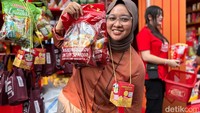 Tahun ini Khong Guan jual paket snack berisi biskuit dan wafer seharga Rp 10.000 saja. Foto: detikFood