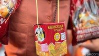 Kalau mau dapat replika kaleng Khong Guan, pengunjung hanya perlu beli dua paket snack di sini. Foto: detikFood