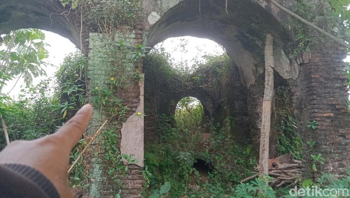 Sisa bangunan diduga benteng stelsel Andong di Jogonalan-Gantiwarno. Foto diunggah Minggu (29/6/2025).