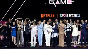 Setelah parade, sutradara Hwang Dong-hyuk dan para pemain dari ketiga musim, termasuk Lee Jung-jae dan Lee Byung-hun menghadiri acara perayaan di depan balai kota Seoul. Foto: REUTERS/Soo-hyeon Kim