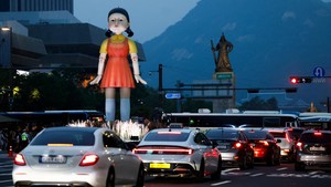 Patung boneka pembunuh Young-hee dari Squid Game terlihat selama parade melalui pusat kota Seoul. Foto: REUTERS/Soo-hyeon Kim