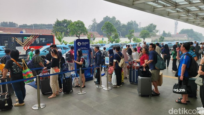 Stasiun kereta cepat Whoosh Halim ramai dipadati penumpang pada hari terakhir long weekend. Keramaian didominasi penumpang yang tiba ke Jakarta. (Adrial/detikcom).