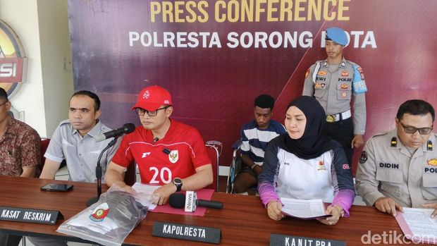Tampang pemuda (paling belakang) yang ditangkap usai menganiaya gadis ABG di Sorong.