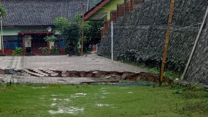 Tanah ambles di Trenggalek.