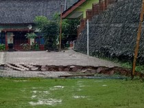 Jalan Nasional Trenggalek-Panggul Ambles, Ancam Sekolah dan Rumah Warga