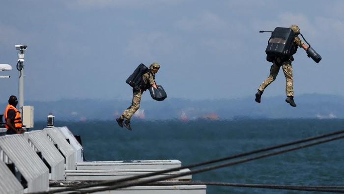 Gravity Industries showcase their Jet Suits during a demonstration at the Defence and Security Industry Day on Britain’s HMS Prince of Wales aircraft carrier at Marina Bay Cruise Center in Singapore June 24, 2025. REUTERS/Edgar Su     TPX IMAGES OF THE DAY