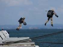Teknologi Jet Suit Inggris Unjuk Gigi di Langit Singapura
