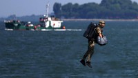 Pendiri dan kepala pilot uji Gravity Industries, Richard Browning, mengatakan ini adalah ketiga kalinya Gravity mendapat hak istimewa untuk beroperasi di sekitar salah satu atau beberapa kapal induk Inggris. Foto: REUTERS/Edgar Su