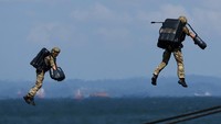 Acara Hari Industri Pertahanan dan Keamanan merupakan bagian dari peringatan 60 tahun hubungan diplomatik antara Singapura dan Inggris. Menurut Kementerian Pertahanan Singapura: HMS Prince of Wales memimpin Kelompok Tempur Kapal Induk Inggris sebagai bagian dari Operasi Highmast, pengerahan pasukan multinasional di kawasan Asia-Pasifik. Foto: REUTERS/Edgar Su