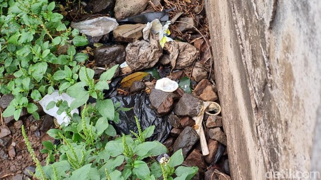 Kepingan Puzzle yang Belum Ketemu di Balik Tembok Bolong Jatinegara