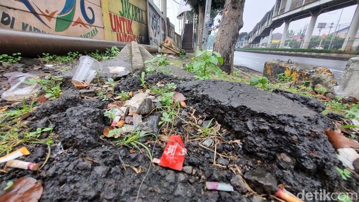 Temuan kondom hingga botol minuman keras di tembok bolong Jatinegara (Taufiq/detikcom)