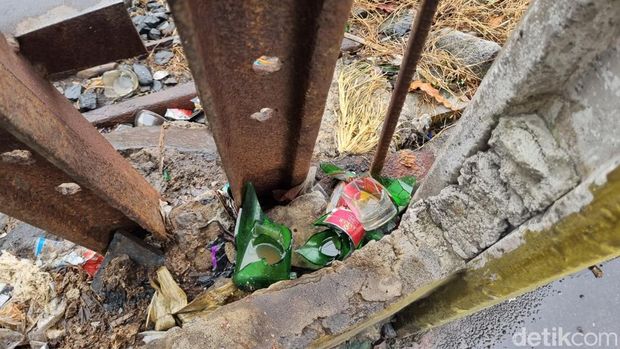 Temuan kondom hingga botol minuman keras di tembok bolong Jatinegara (Taufiq/detikcom)