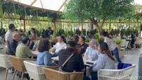 Mengusung nuansa tropical garden, Coffee Bean kini tampil lebih segar, adem, dan rimbun, menghadirkan pengalaman ngopi di tengah suasana hijau yang jarang ditemui di Surabaya.