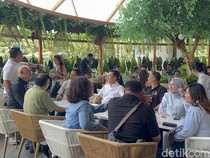 Ngopi di Tengah Taman! Coffee Bean Trans Icon Surabaya Tampil Lebih Fresh