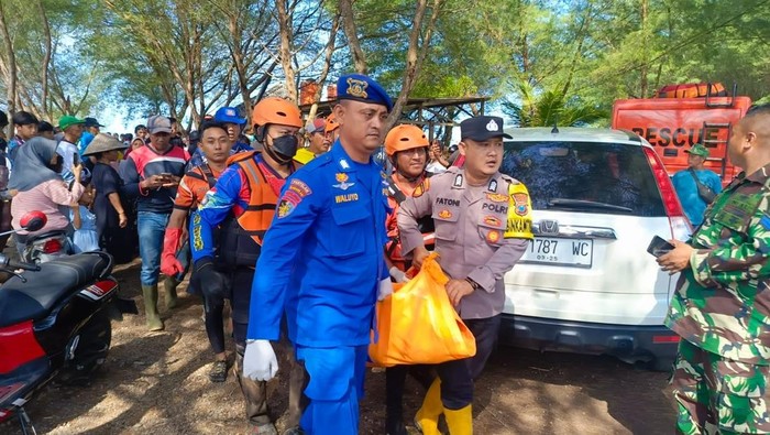 Tim Sar beserta Polairud Polresta Banyuwangi mengevakuasi jenazah korban terseret arus